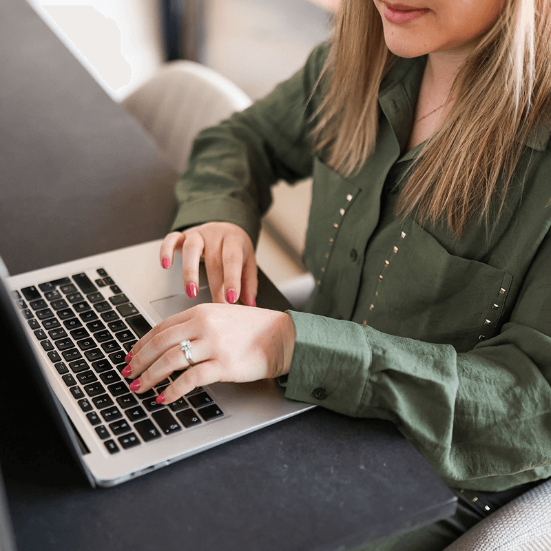 vrouw achter haar laptop